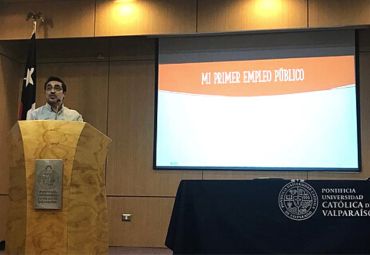 Estudiantes y titulados PUCV participan en charla sobre de inserción laboral en el mundo público