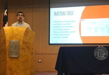 Estudiantes y titulados PUCV participan en charla sobre de inserción laboral en el mundo público - Foto 2