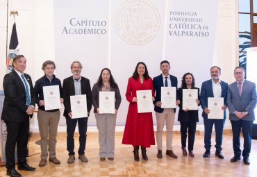 Universidad reconoce a sus nuevos profesores y profesoras titulares en solemne ceremonia