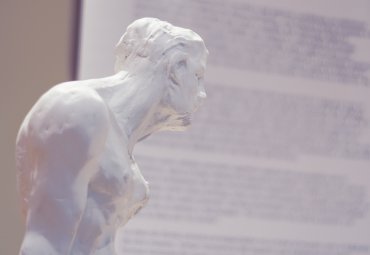 Exposición revela el universo escultórico de Claudio Girola