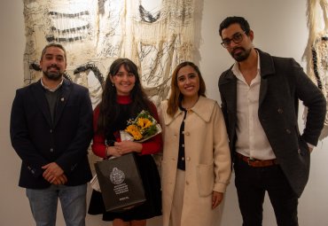 Alumni inauguró atractiva exposición “La Aguja que sigue la Arruga”