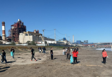 Alumnos realizaron limpieza de playas en zona de sacrificio