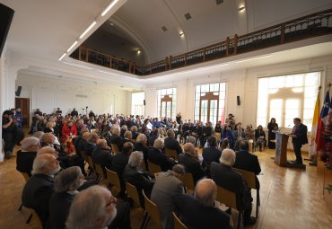 Reconocen trayectoria con condecoración Fides et Labor y Medalla Centenario
