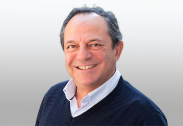 Profesor Luis Ahumada recibe distinción Fides et Labor por su trayectoria en la Escuela de Psicología