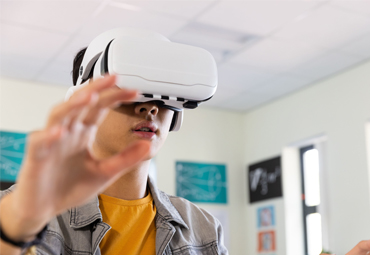Modelado de estructuras, realidad virtual e IA: estudiantes PUCV enseñan sus carreras a escolares
