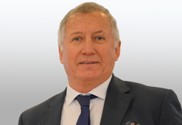 Profesor Luis Espinoza recibió condecoración “Fides et Labor” por su compromiso con la Universidad