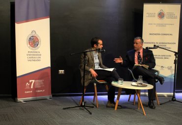 Escuela de Negocios y Economía celebró conversatorio junto a connotado economista