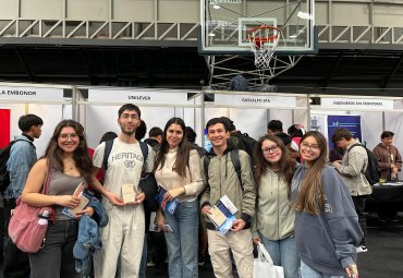 PUCV realizó Feria Laboral para estudiantes y alumni en Casa Central