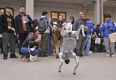 Perro robótico atrajo las miradas en Experiencia Matrículas PUCV