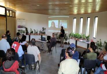Escuela de Agronomía se une al Día de la Salud entregando plantas nativas medicinales propagadas in vitro a la comunidad de Rapa Nui