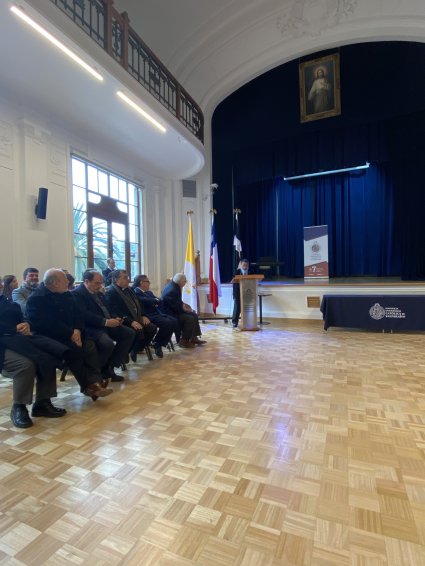 Profesor Héctor García Cataldo recibe medalla "Fides et Labor"