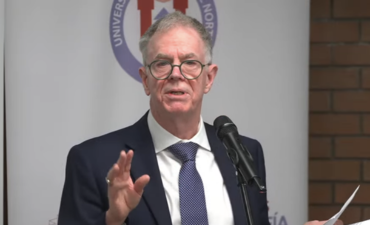 Académicos de la Facultad de Teología participaron en Seminario junto al autor James Keenan