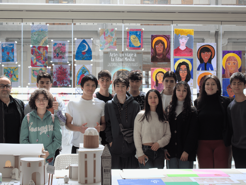 Estudiantes y profesores de BETA PUCV posan exhibiendo sus trabajos del semestre, en torno al arte, arquitectura e historia.