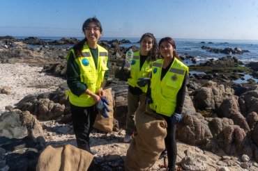 Escuela de Ciencias del Mar participa de exitosa jornada de limpieza de playas en la Semana del Reciclaje PUCV