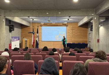 Comisión CAHVDA realiza charla informativa en el Instituto de Física PUCV