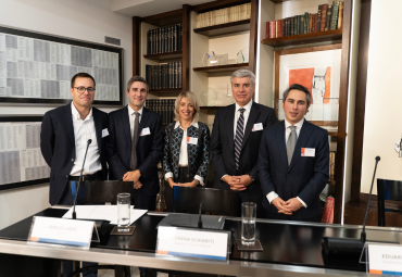 Profesor Eduardo Cordero participa en presentación de libro sobre desviación de poder en actos administrativos
