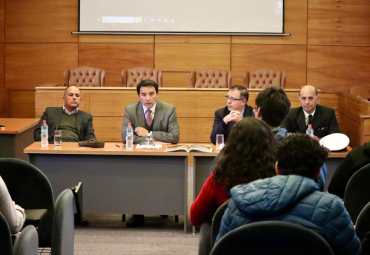 Estudiantes de Derecho PUCV conmemoran el 21 de mayo con café conversado sobre Arturo Prat, la Armada y el rol del abogado