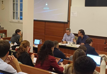 Profesor Jaime Vera imparte clase en Maestría de Derecho Penal de la Universidad Austral de Argentina