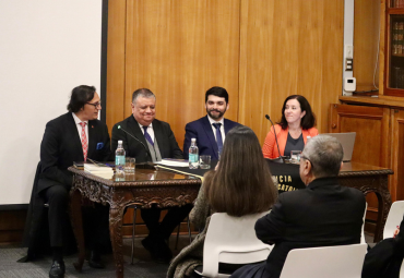 Exalumno de Derecho PUCV presentó libro sobre el delito de posesión y porte ilegal de armas de fuego