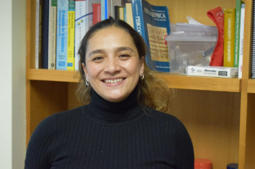 Académica PUCV impulsa desarrollo de prótesis ortopédicas más seguras y biocompatibles