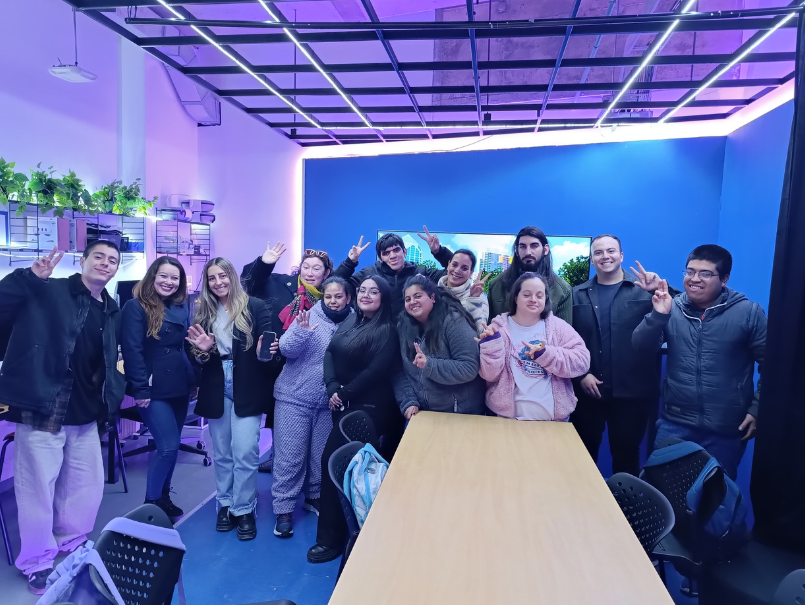 Beneficiarias y beneficiarios, junto a profesionales PUCV en Laboratorio de Realidad Virtual. 