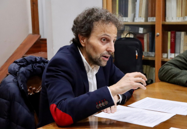 El destacado profesor español, Vicente Sanjurjo, visitó la Facultad de Derecho PUCV y dictó coloquio sobre desinformación digital