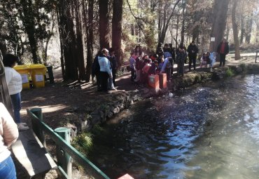 Vecinas y vecinos de Los Rosales visitan la Piscicultura Río Blanco en paseo de invierno