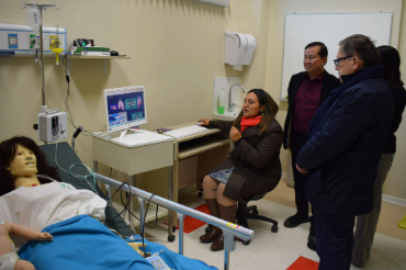 Rector PUCV visita Escuela de Kinesiología