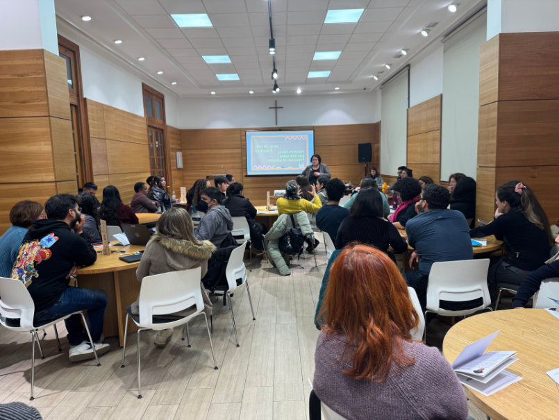 Dra. Gómez exponiendo en Seminario. 