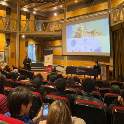 Comisión CAHVDA impulsa nueva charla informativa para estudiantes de la Escuela de Comercio sobre protocolo ante conductas de acoso, hostigamiento, violencia y discriminación
