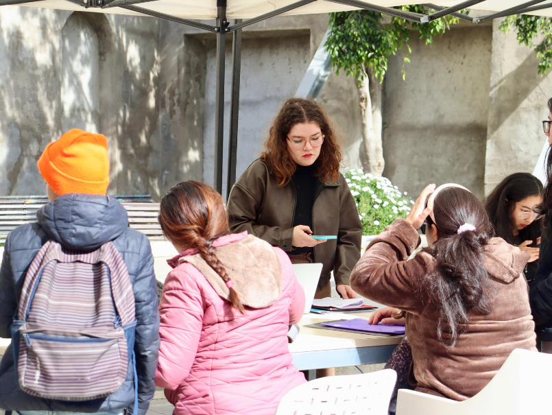 Abogada PUCV atendiendo a personas. 