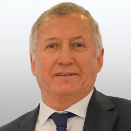 Premian al profesor Luis Espinoza por su compromiso y excelencia académica