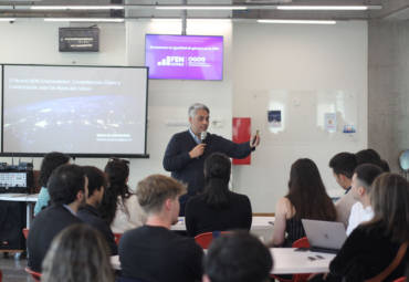 Dr. Nicolás Contreras dicta charla inaugural en programa de Aprendizaje + Servicio de la FEN U. de Chile