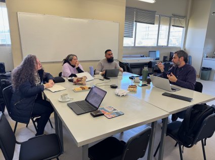 Visita del profesor Martín Pérgola al Laboratorio de Didáctica de la Química