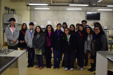 Galería: Estudiantes SSCC viven experiencia en Química PUCV