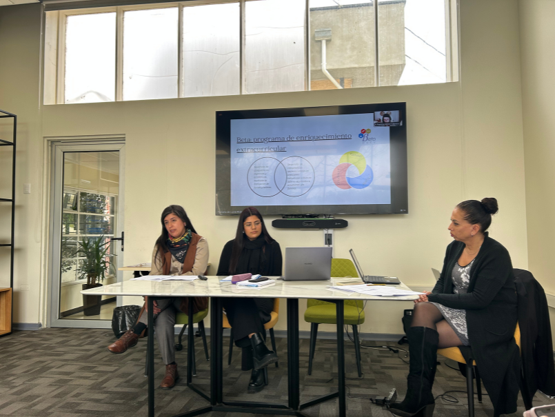 Profesionales Dirección de Inclusión en mesa de diálogo, en Coloquio. 