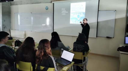 Estudiantes de enseñanza media asisten a clases de Biología Vegetal en la PUCV
