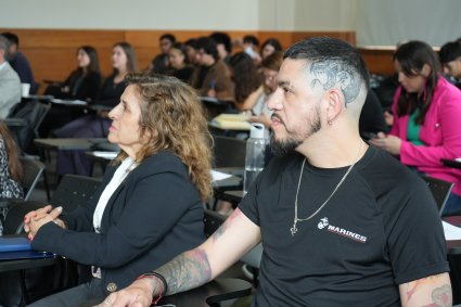Programa Incentiva en el Aula impulsa colaboración entre estudiantes de Periodismo PUCV y emprendedores del Barrio Puerto