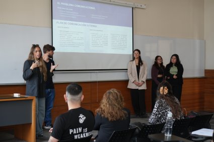 Programa Incentiva en el Aula impulsa colaboración entre estudiantes de Periodismo PUCV y emprendedores del Barrio Puerto
