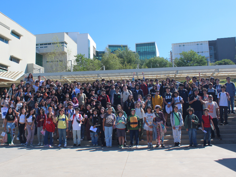 Fotografía grupal de estudiantes de TAV, en escalera de campus Curauma